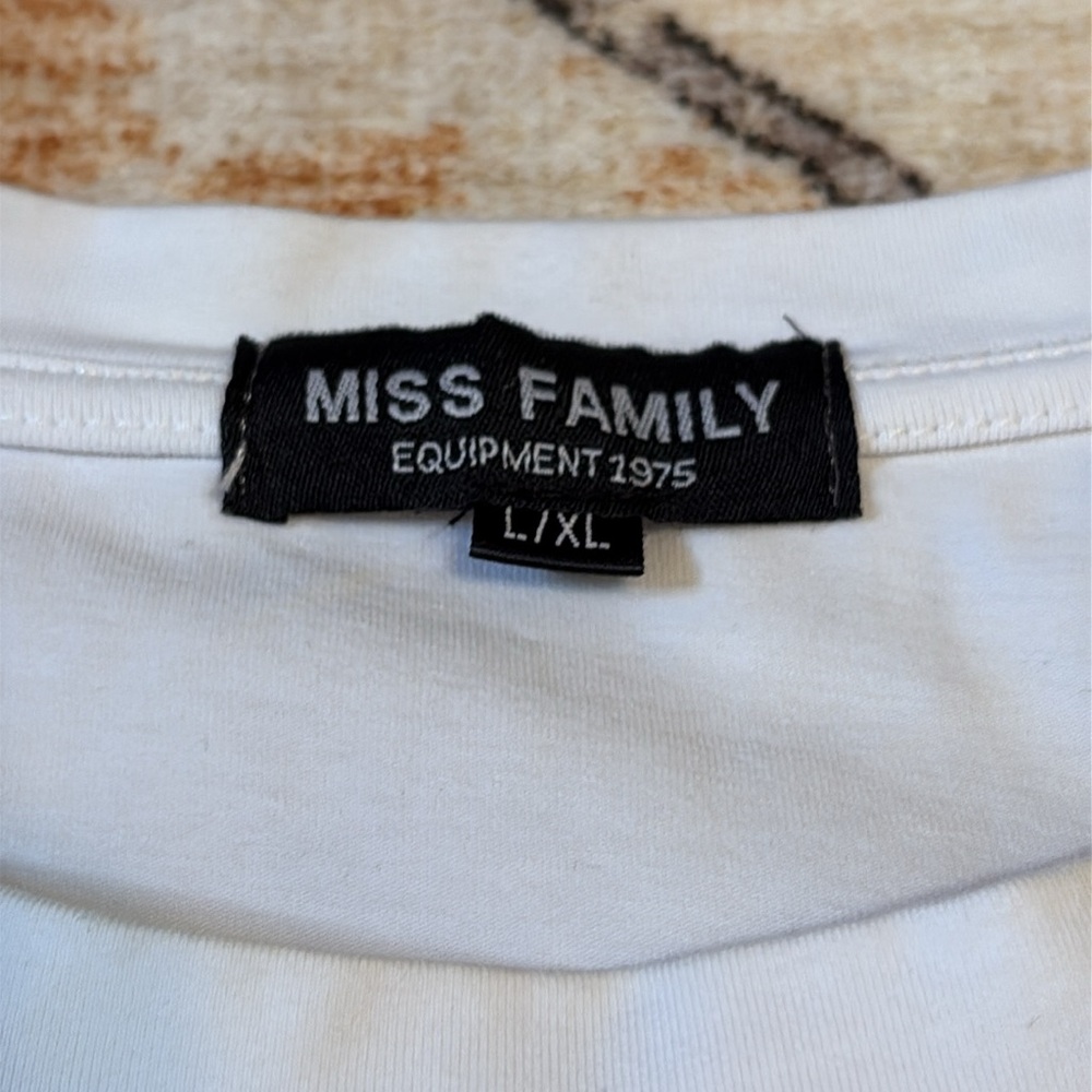 MISS FAMILY EQUIPMENT 1975 L/XL funky and fun mixed media t shirt of a painting - Picture 5 of 9